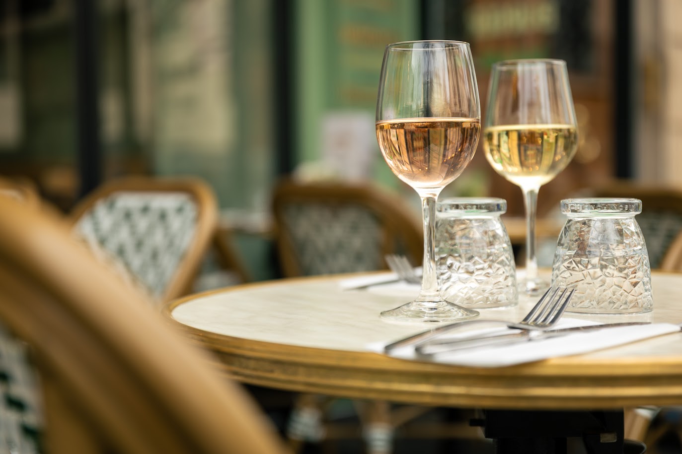 Table de terrasse avec des verres de vin au restaurant Au Levant.